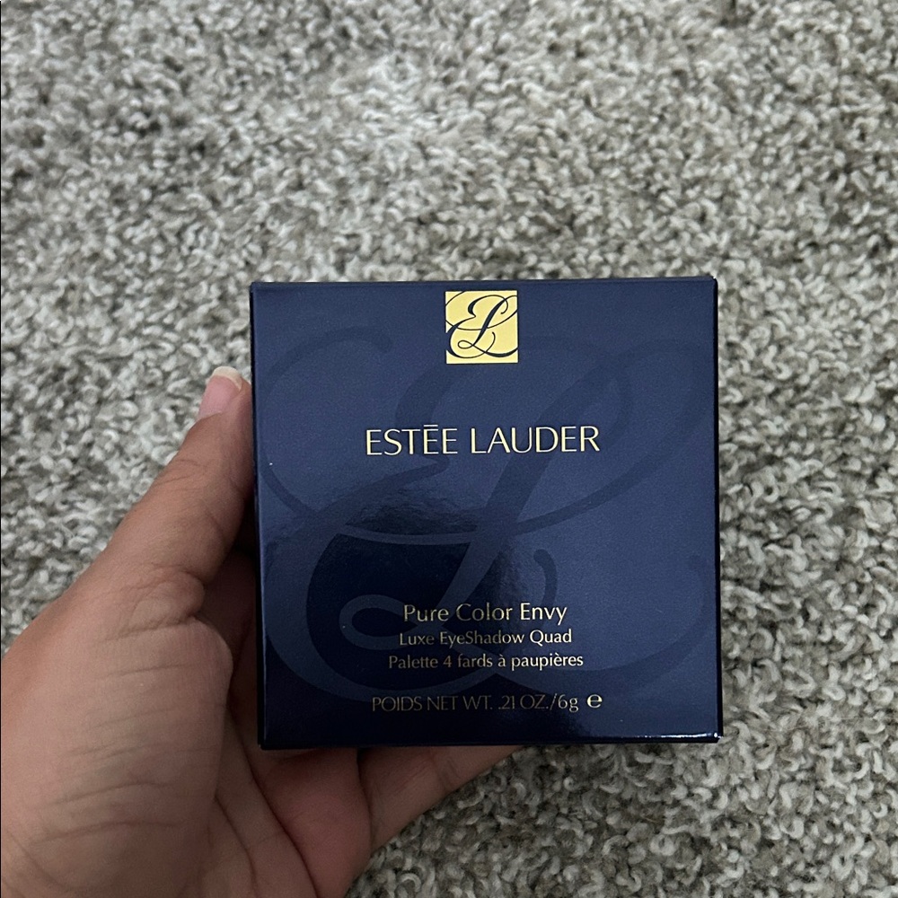 Estee Lauder Luxe Compact in Black and Silver